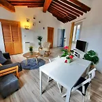 Hidden Gem In Historic Center Ecusson